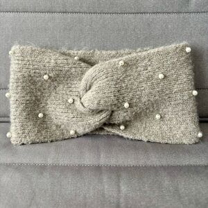 Elegant Gray Knitted Headband with Pearls